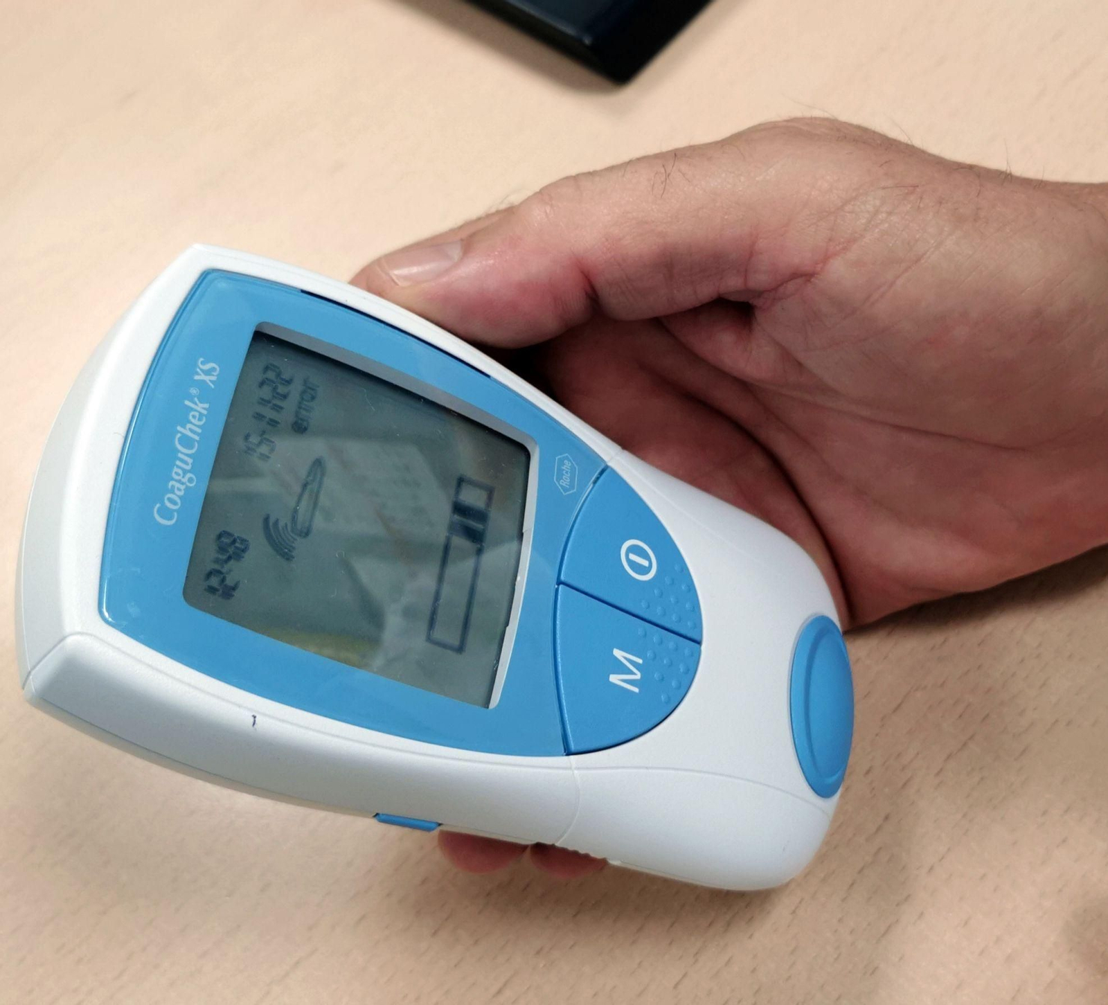 Ejemplo del coagulómetro que se le entrega a los pacientes que cumplen los criterios para su autocontrol en casa.