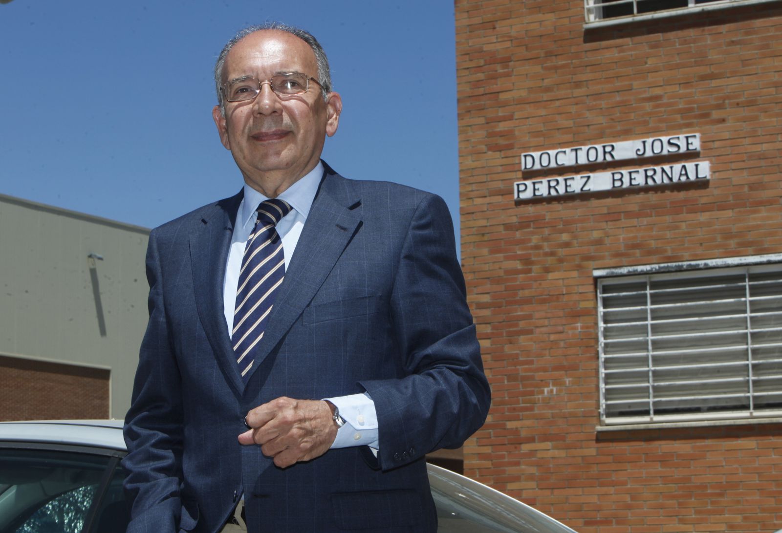 El doctor José Pérez Bernal, fotografiado en una calle que lleva su nombre.