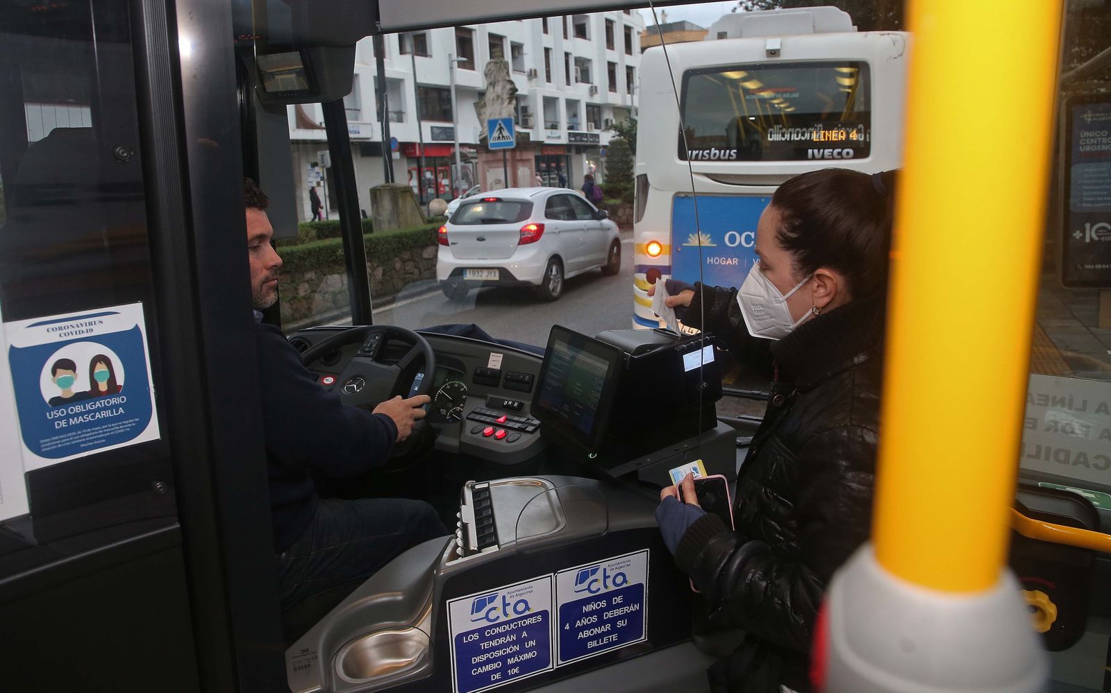 Fotos del primer día sin mascarillas en el transporte público en Algeciras
