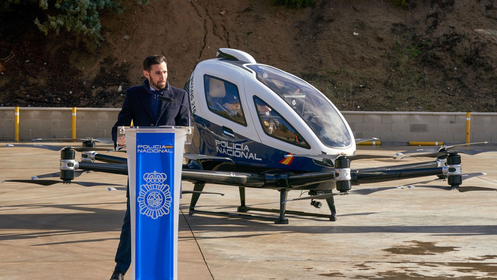 Vista del nuevo megadrón de la Policía Nacional durante el vuelo de presentación.