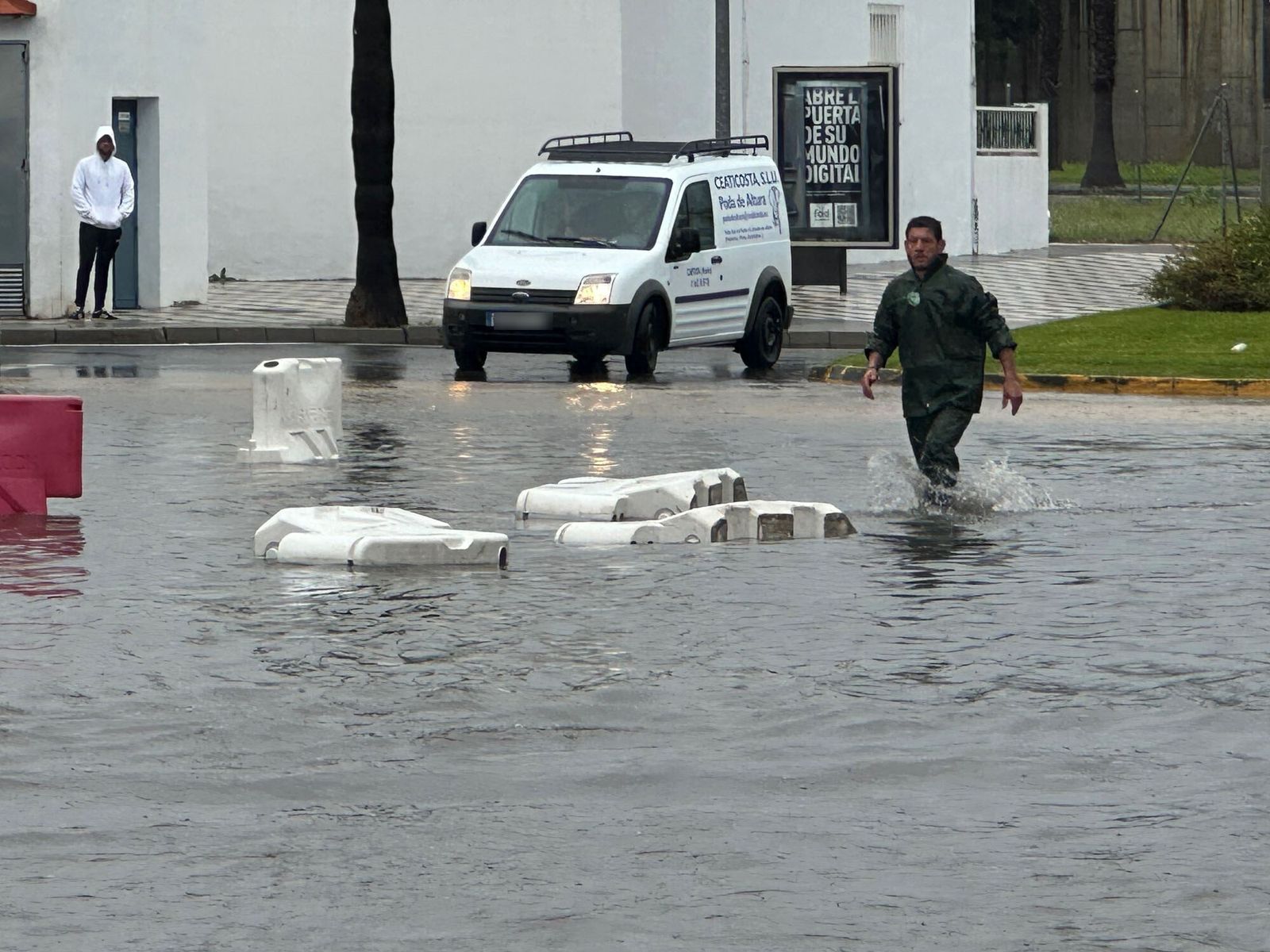 Calles anegadas en Cartaya tras un intenso aguacero.
