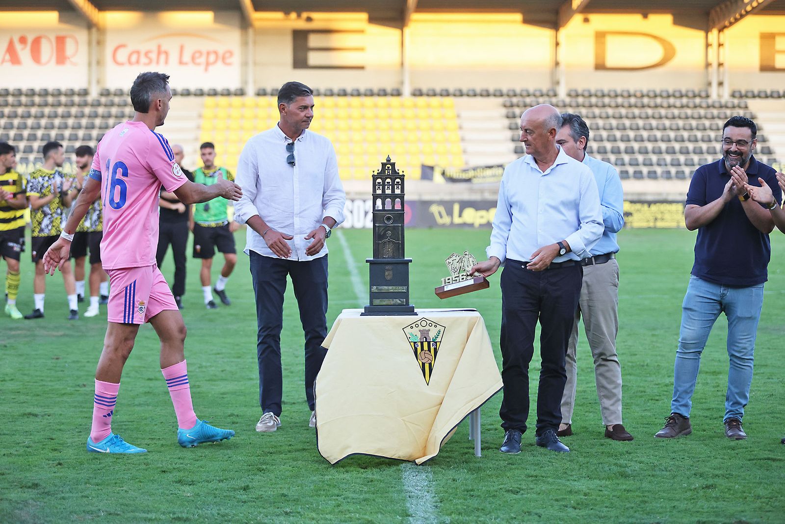Imágenes del Trofeo de la Bella entre el San Roque de Lepe y el Recreativo de Huelva
