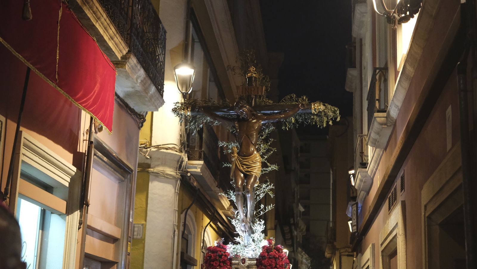 Procesión del Vía Crucis del Santo Cristo de la Escucha en Almería, en imágenes.