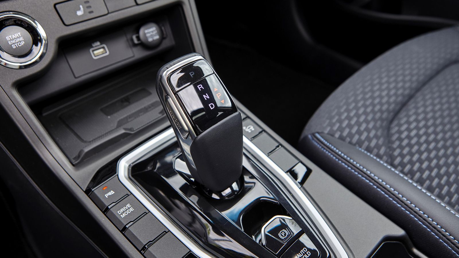 La tecla situada en la base del cambio permite definir cuatro ajustes predefinidos de elementos que afectan a las sensaciones de conducción.