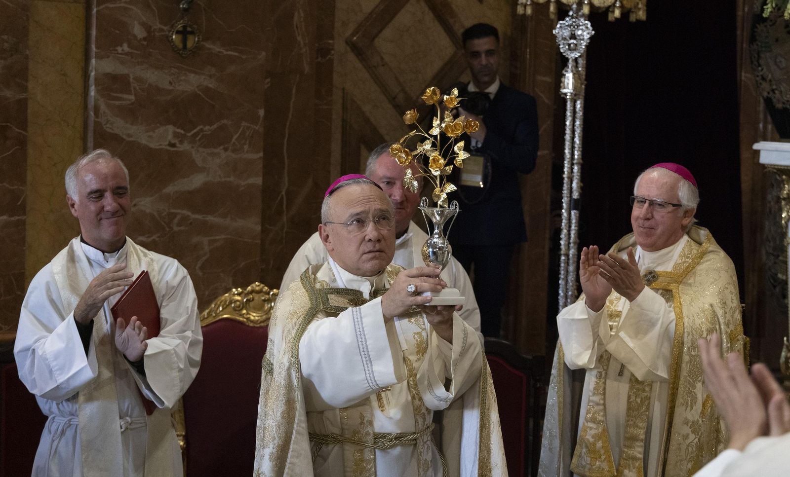 La entrega de la Rosa de Oro a la Virgen de la Macarena, todas las fotos