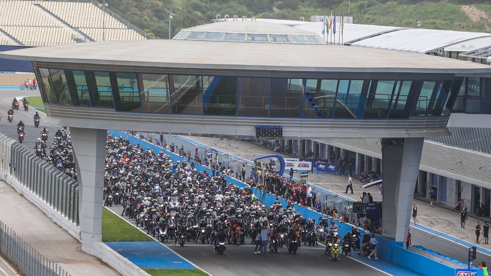 Numerosos moteros pudieron dar una vuelta controlada al trazado jerezano.