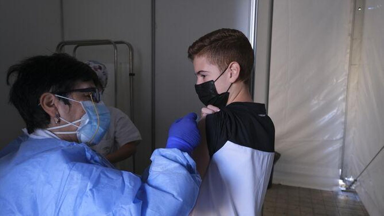 Un menor vacunado de la gripe