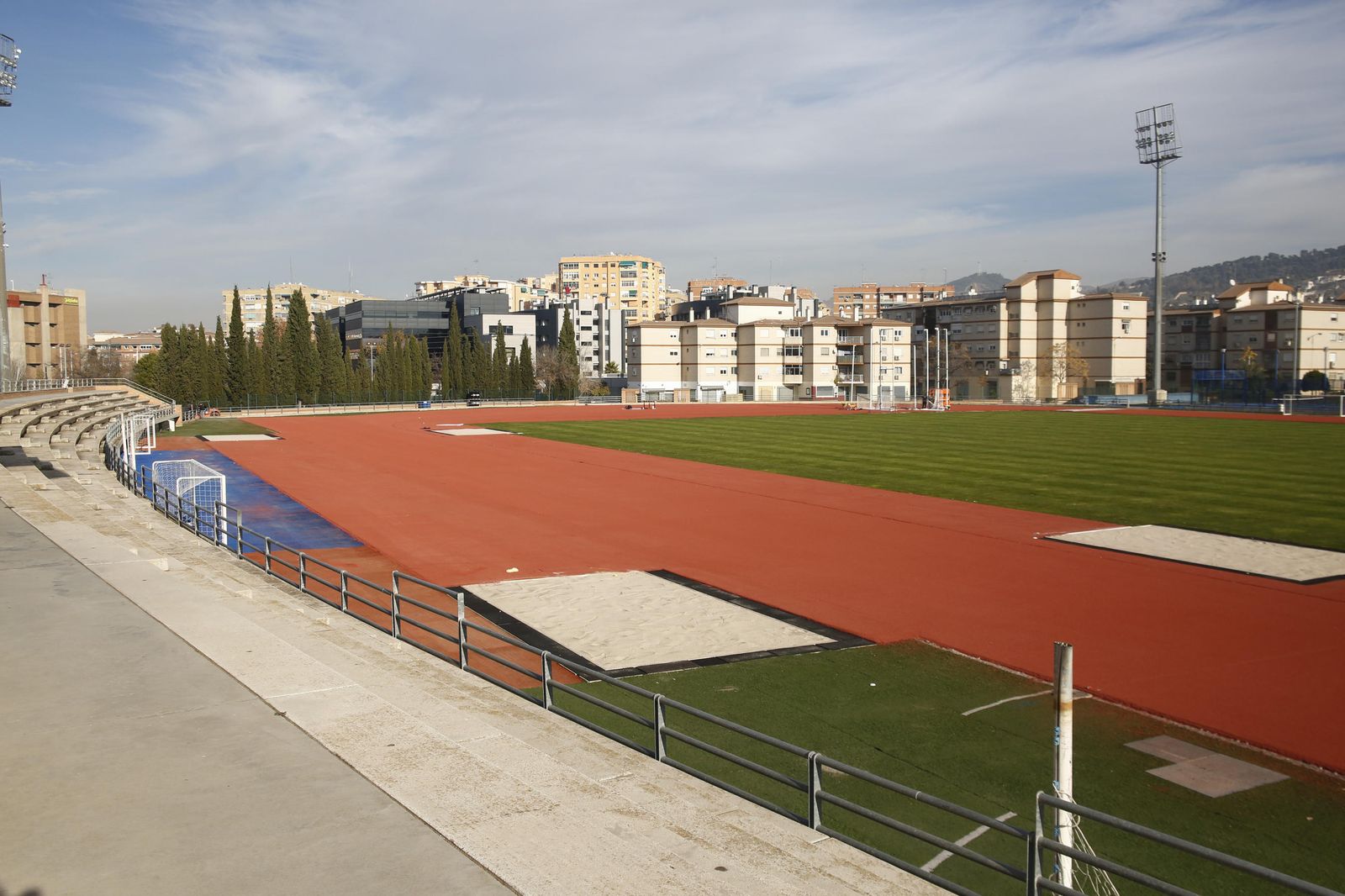 Se ha renovado totalmente el suelo de la pista de atletismo