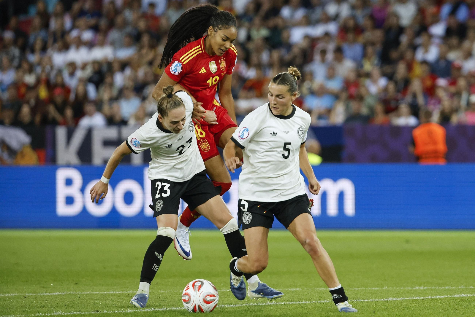 Las mejores imágenes de la semifinal Alemania-España de la Eurocopa femenina