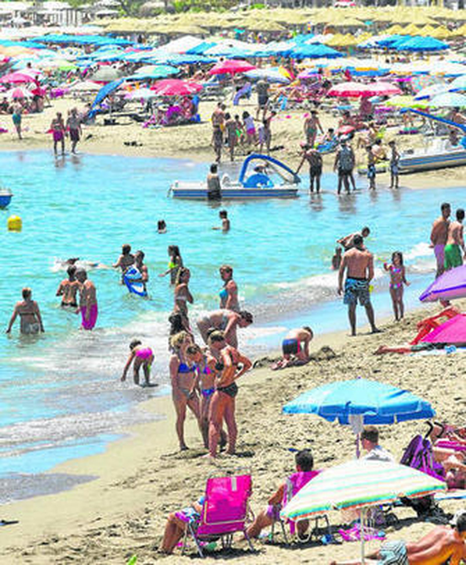Turistas en una playa de Torremolinos.