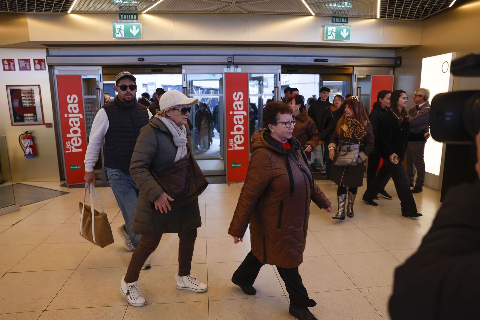 Varias personas hacen en unos grandes almacenes