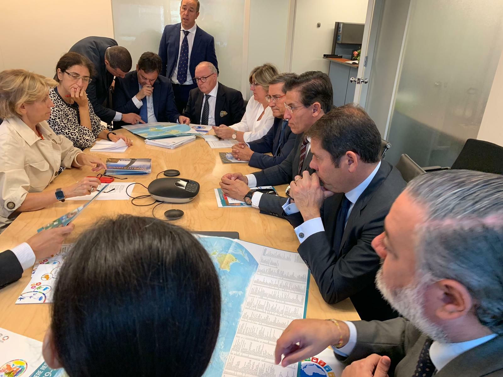 Reunión en la oficina 	Unesco de 	la ONU