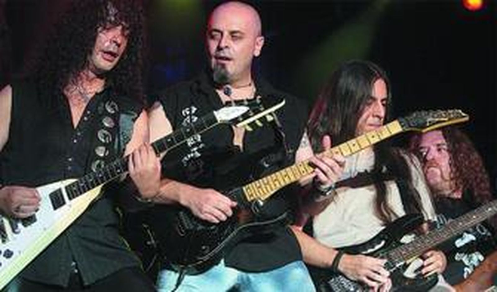 La banda Mägo de Oz interpreta uno de sus temas en el concierto celebrado el lunes en La Isla.