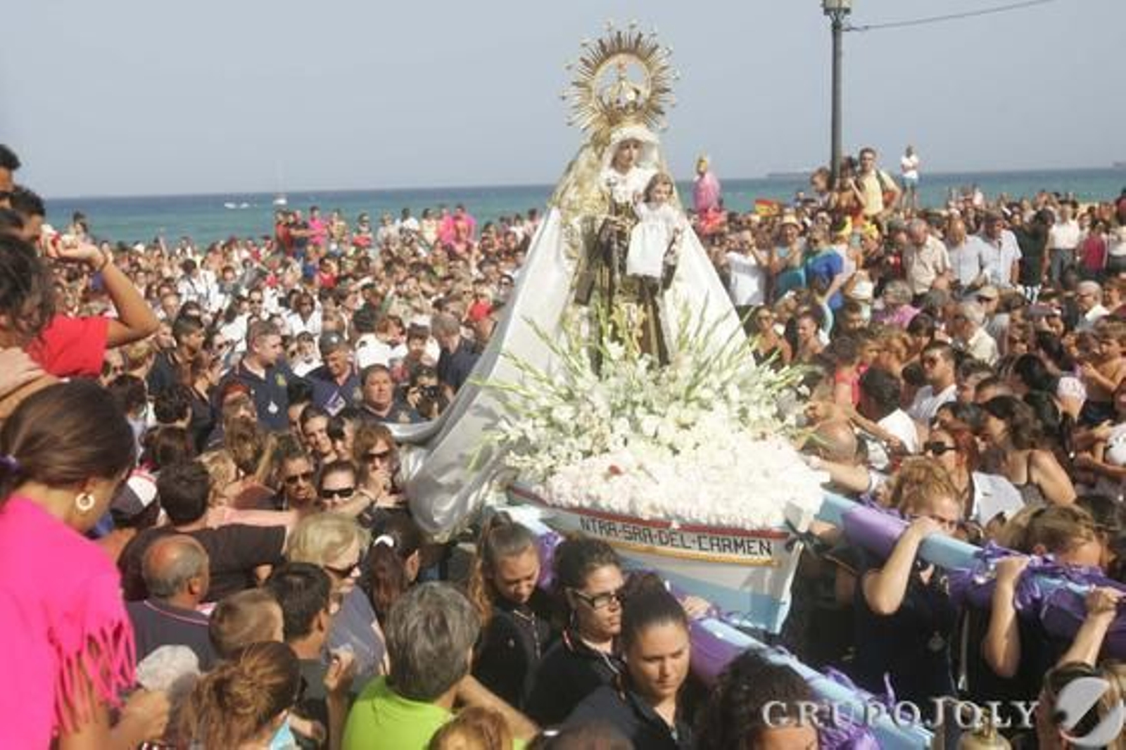 La patrona de los marineros rodeada de seguidores en La Línea.

Foto: Joaquín Quiñones