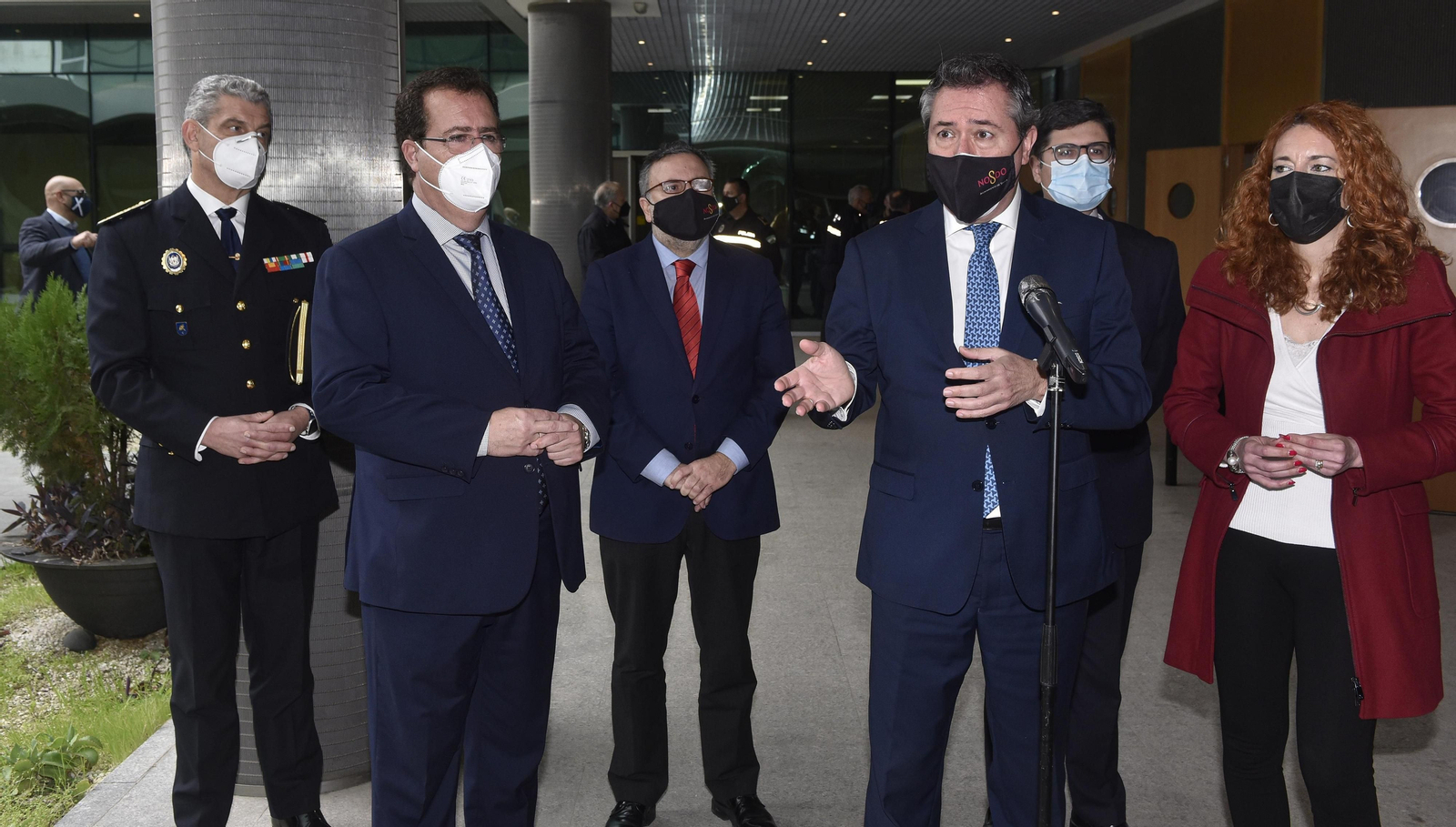 El delegado de Gobernación y el acalde en la presentación esta semana de nuevos policías locales.