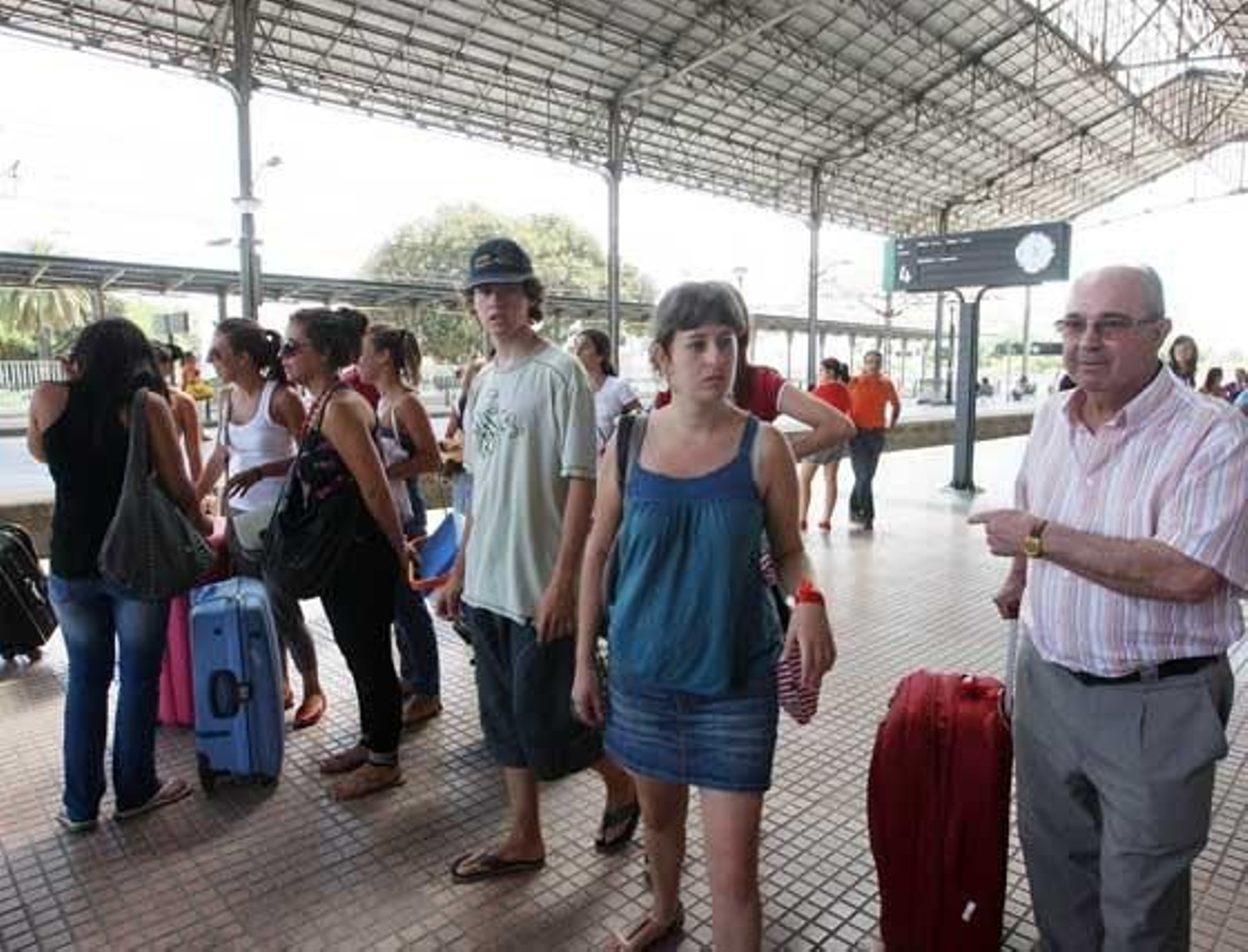 Muchos pasajeros se vieron afectados por los retrasos.

Foto: Juan Carlos Toro
