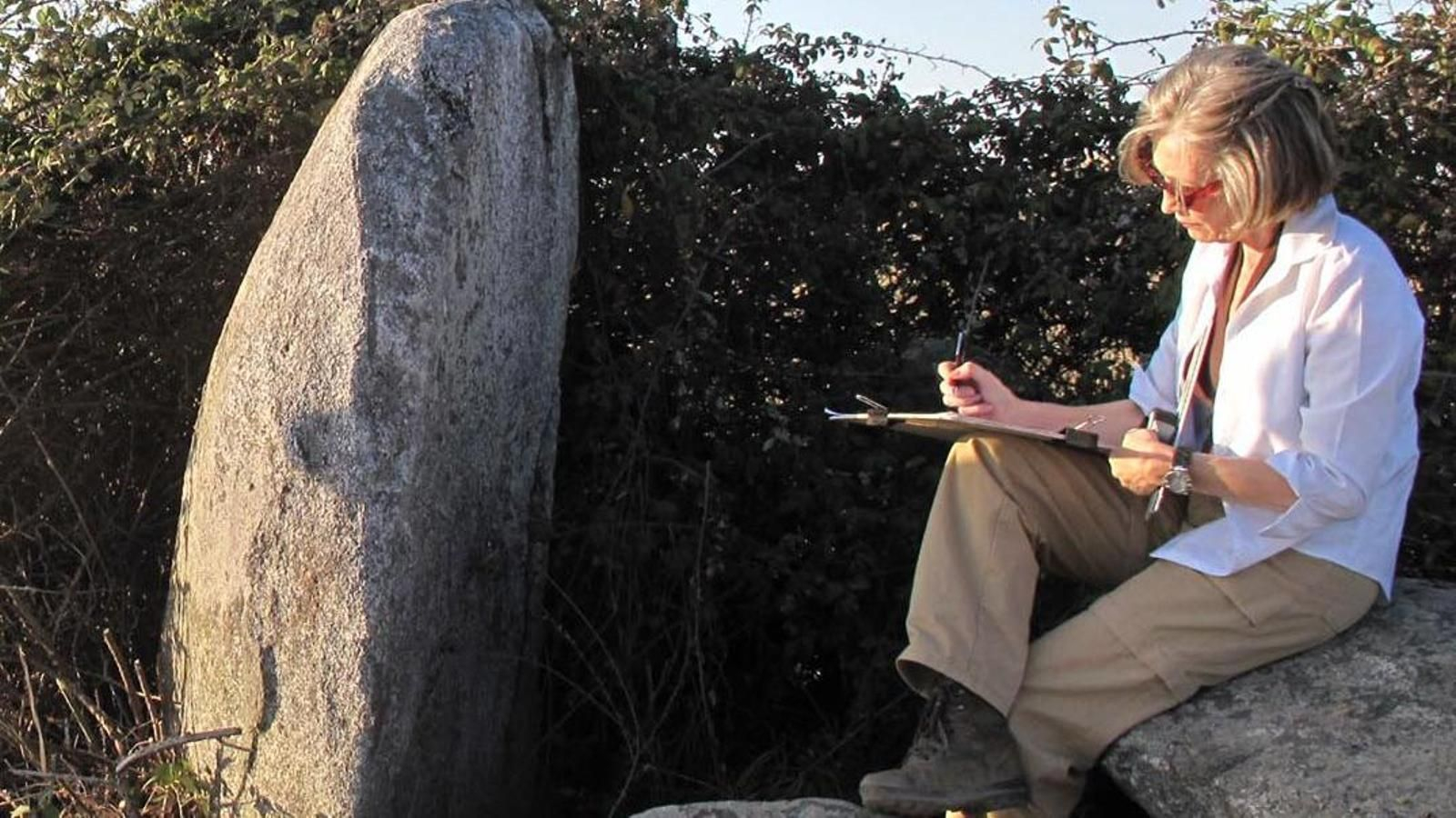 primitiva Bueno realiza trabajos de campo.