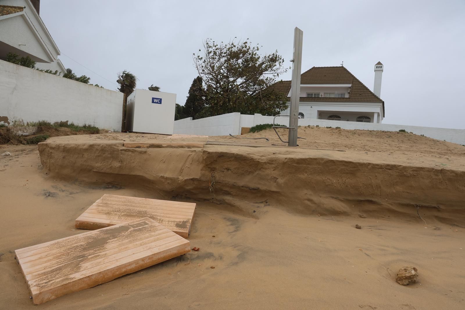 Casas destrozadas en El Portil junto a la línea de playa por el temporal: impactantes fotografías de los daños