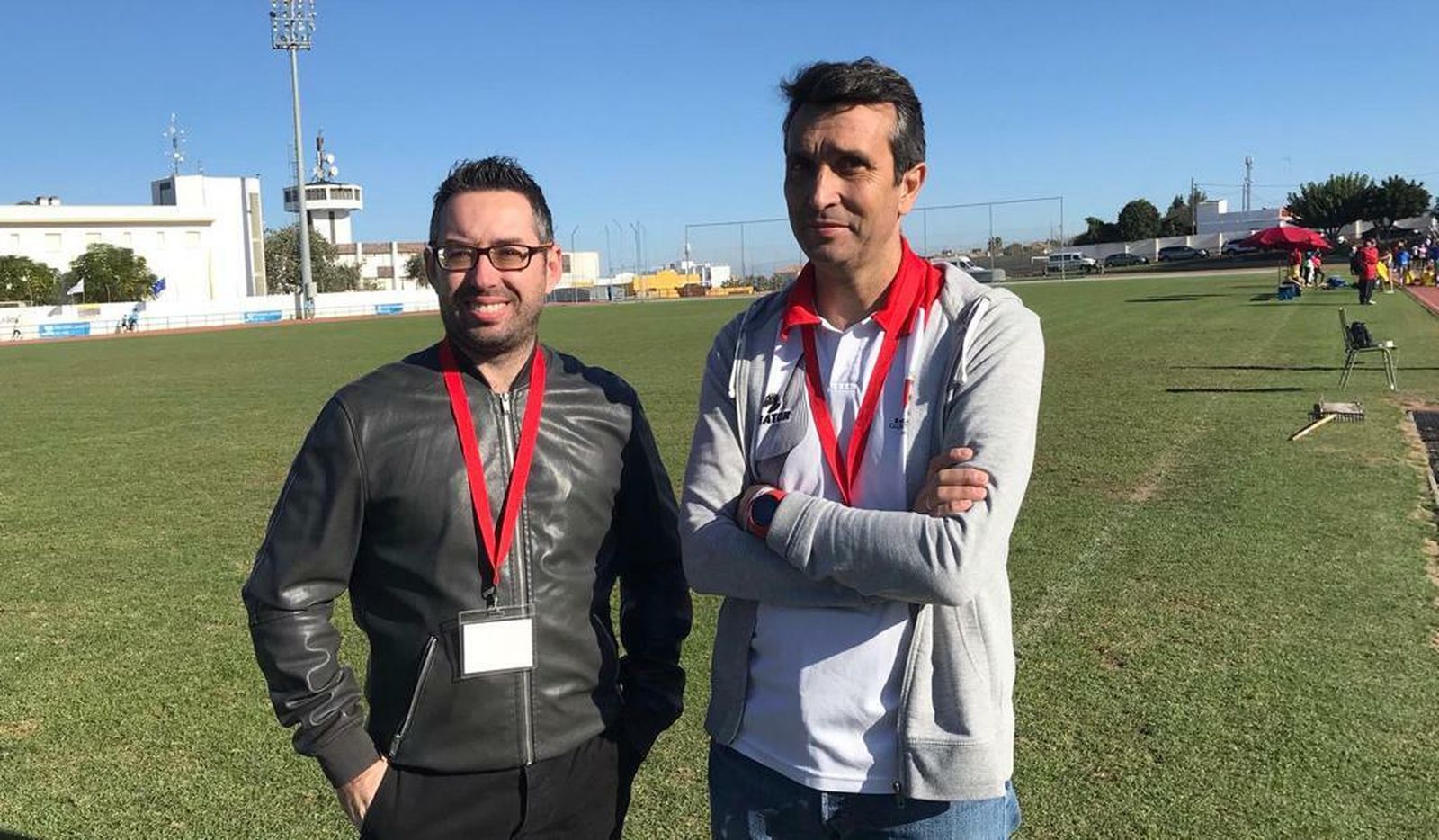 El concejal de IU David González, en las pistas de atletismo de El Picacho.