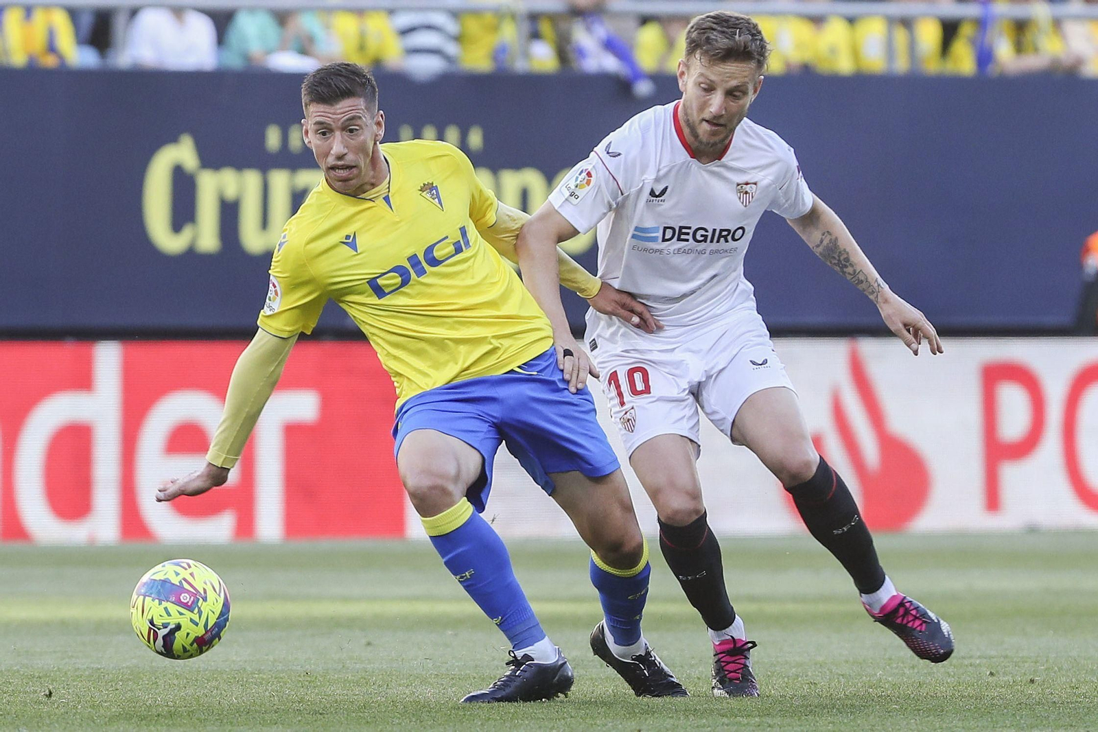 Rubén Alcaraz y Rakitic en el último Cádiz-Sevilla.