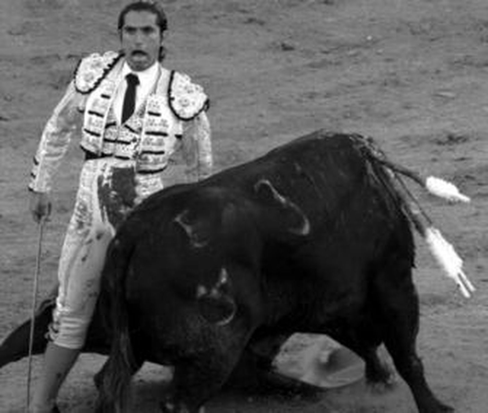 El diestro Javier Conde rematando una de las series al cuarto toro de la tarde, animal que indultó.