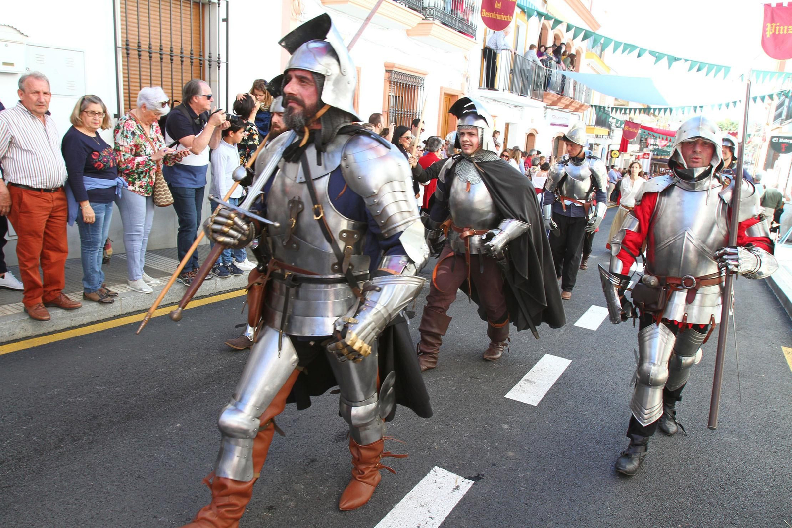 Imágenes del desfile de la XIX Feria Medieval del Descubrimiento, en Palos de la Frontera