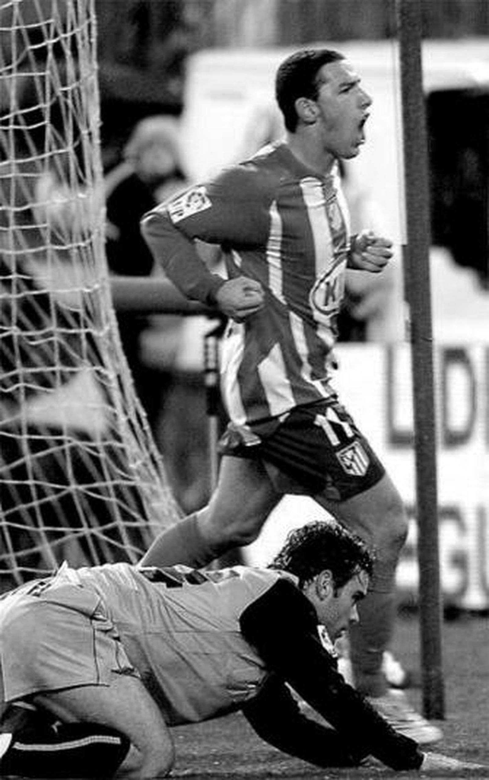 Maxi celebra un tanto ante la desesperación de Jorge Ribeiro.