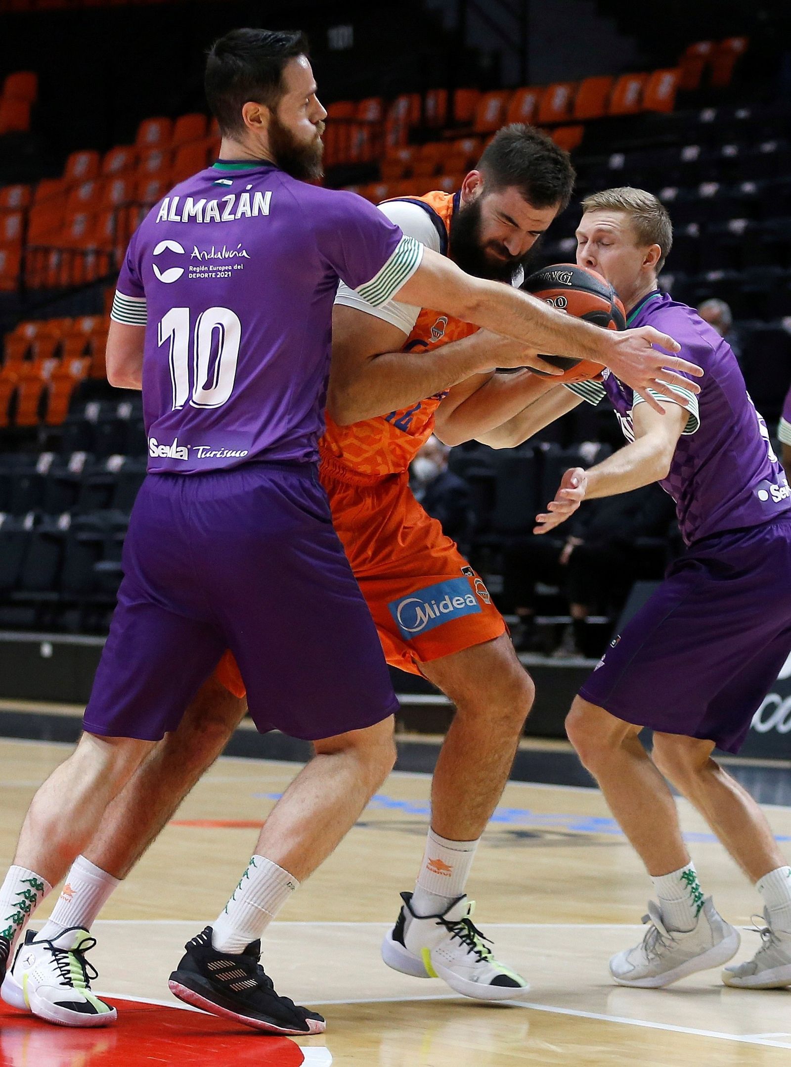 Pablo Almazán y Borg tratan de frenar la entrada de Dubljevic.