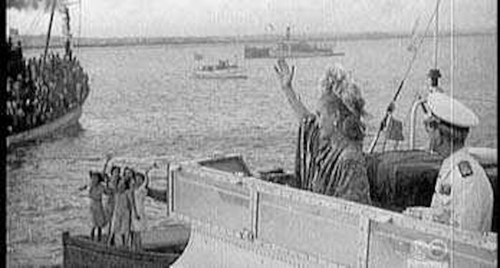 Evita saluda en la Ría de Huelva en su traslado a La Rábida.