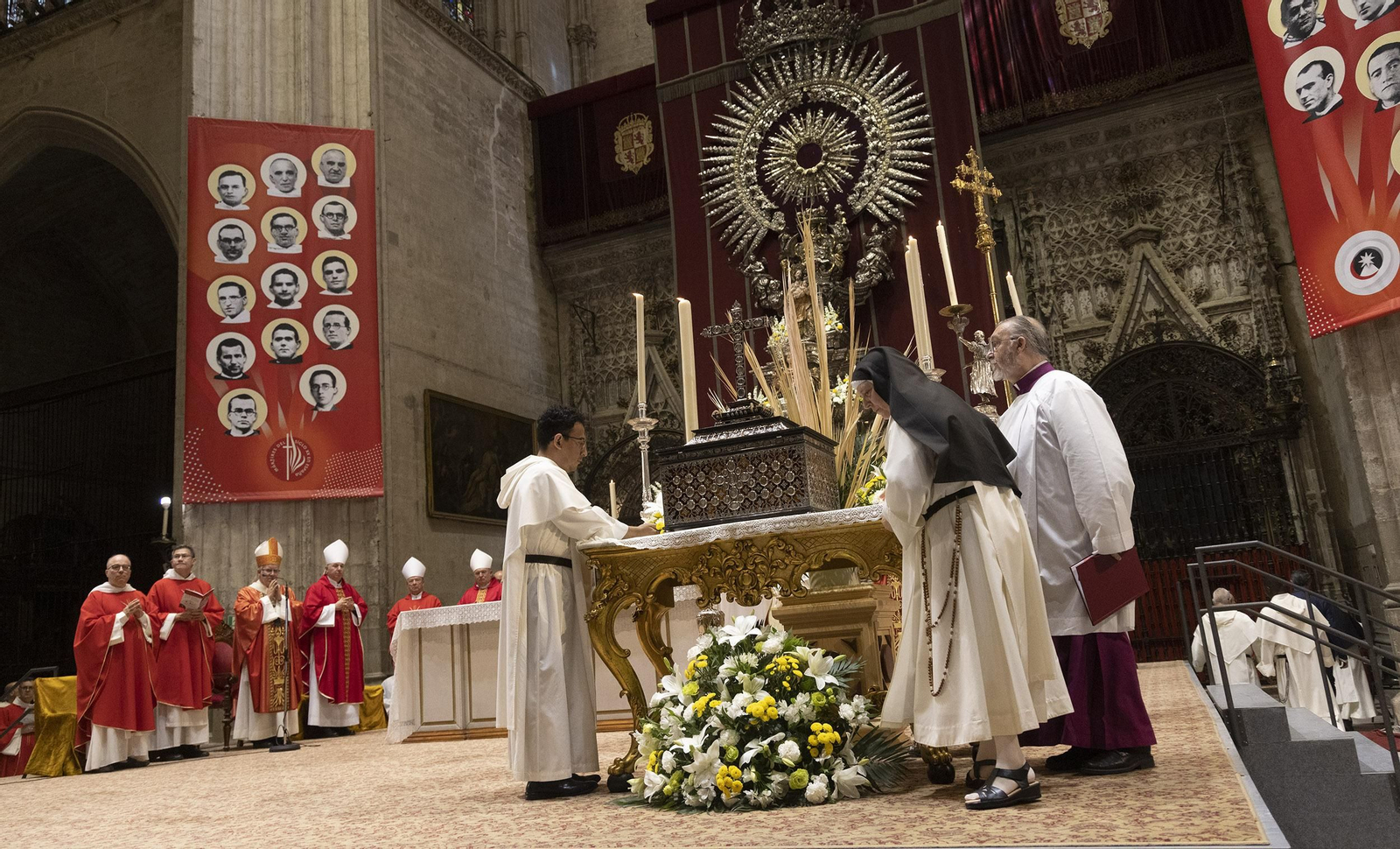 La ceremonia religiosa ha tenido lugar en la Catedral de Sevilla.