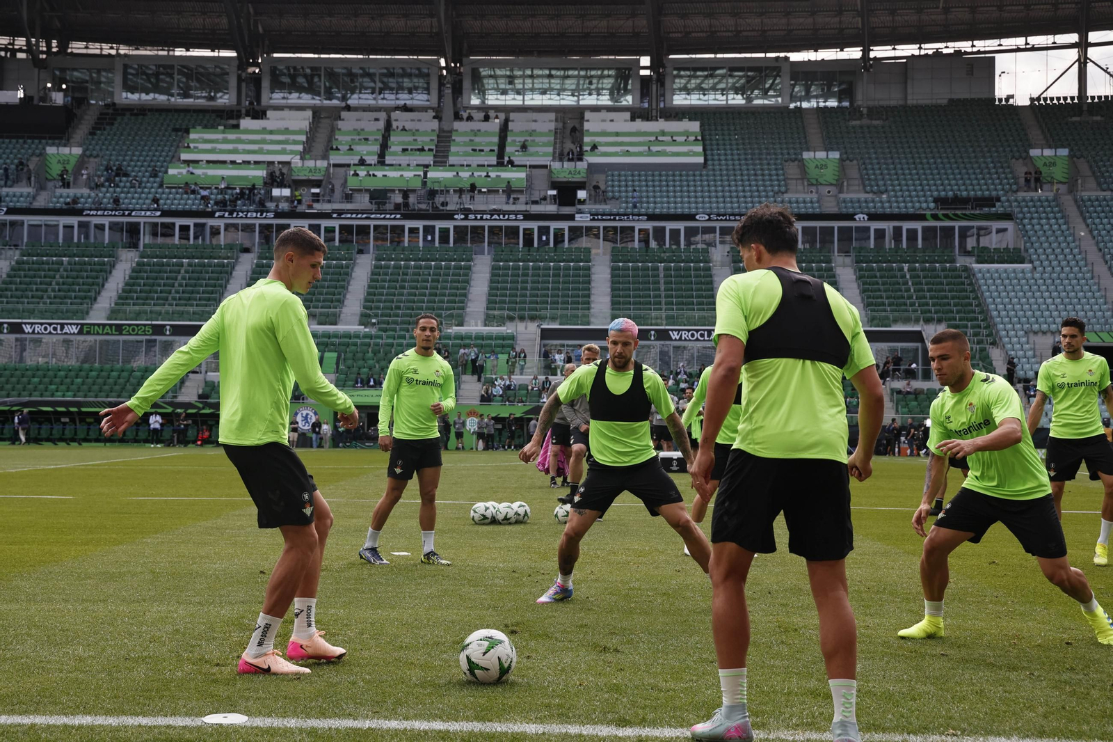 Las imágenes del entrenamiento del Betis en el Wroclaw Stadium Arena de Brestlavia