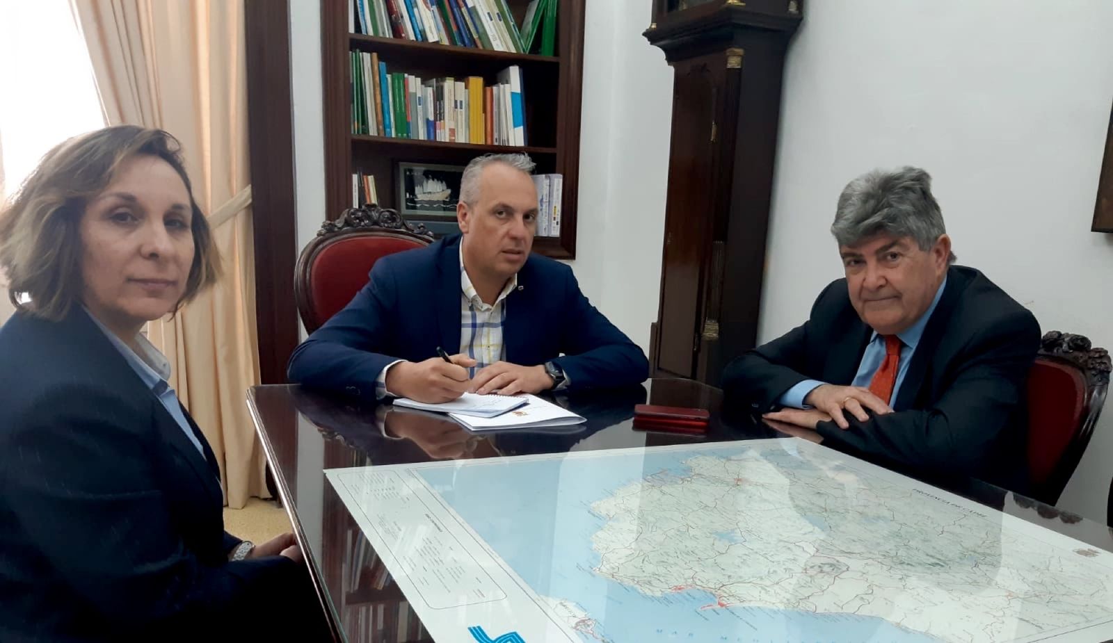 Ruiz Boix, junto a los responsables de Endesa en San Roque