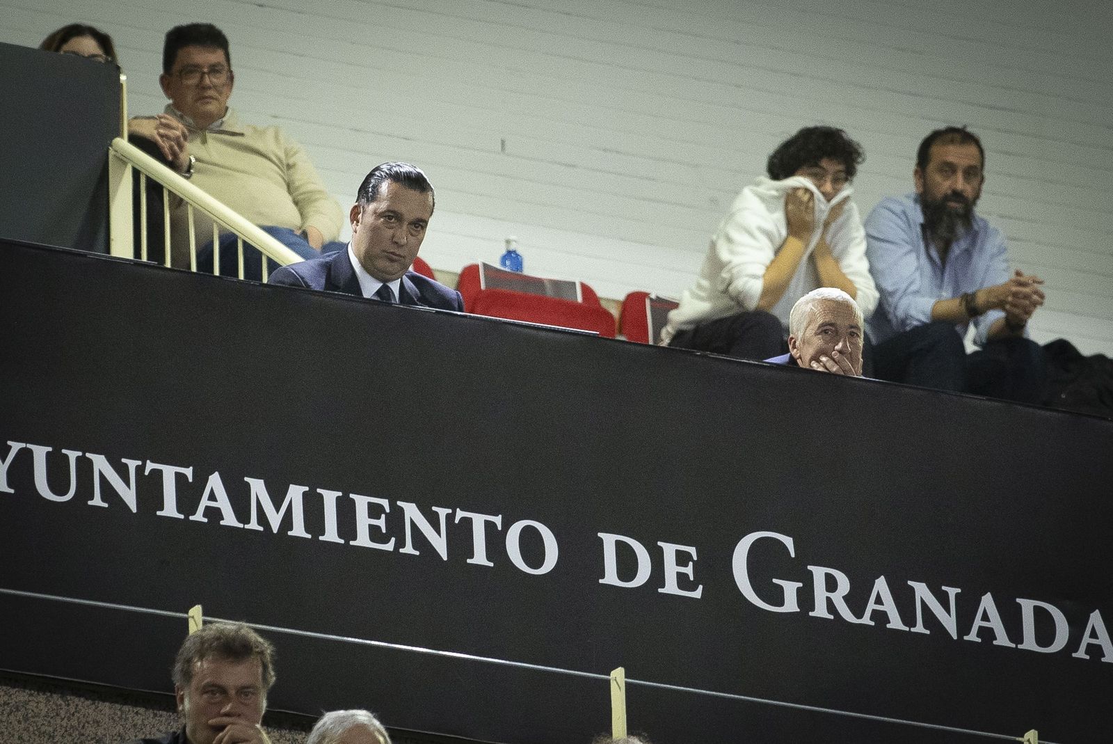 Óscar Fernández-Arenas y Fernando Bailón en el palco del Palacio de Deportes en el duelo ante el Río Breogán.