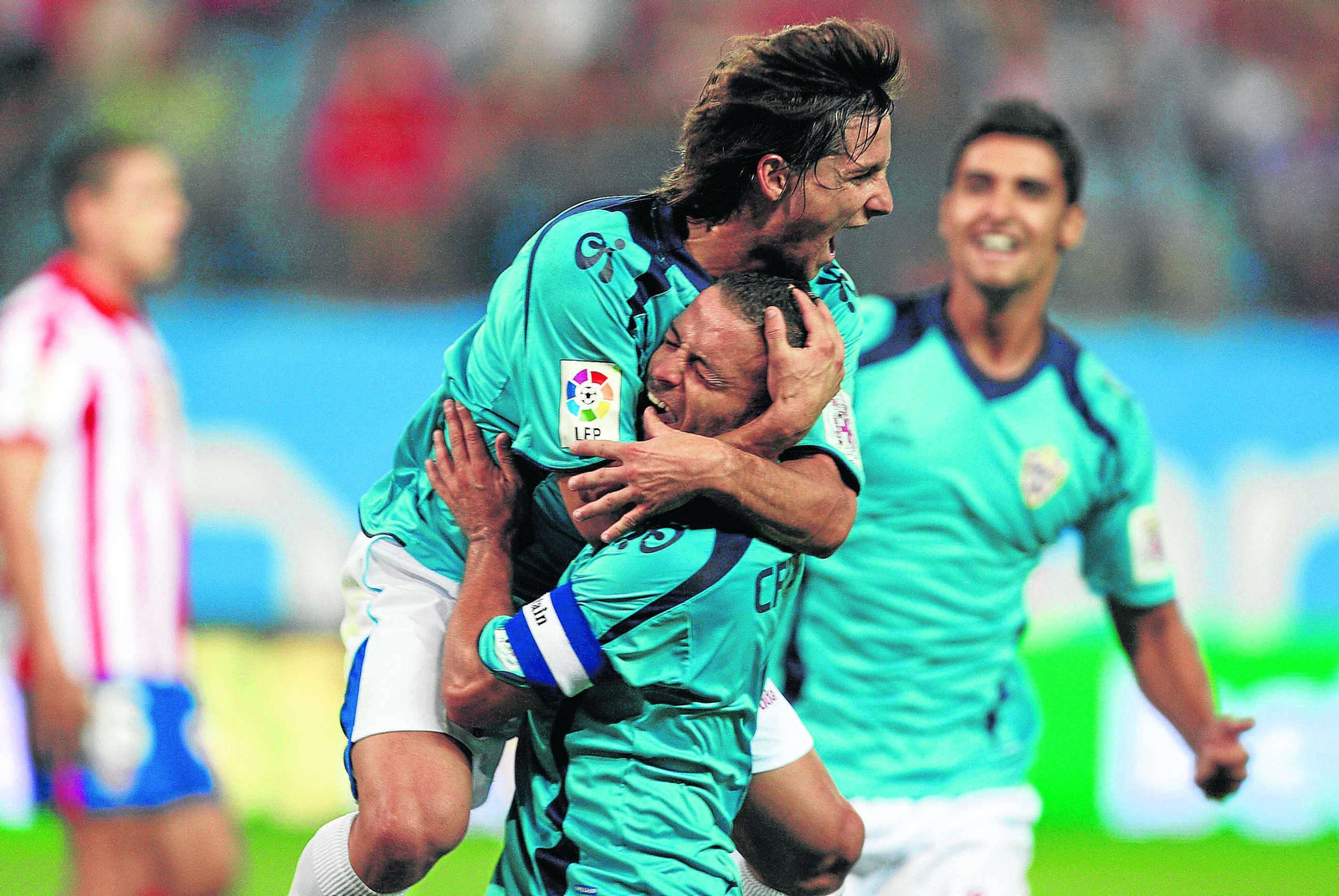 Albert Crusat y Pablo Piatti celebran un gol en el antiguo Vicente Calderón.