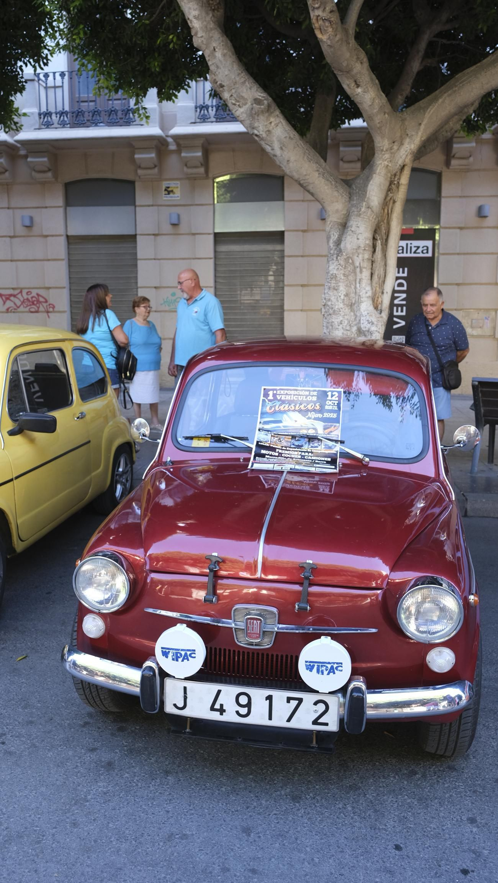 La exposición de Seat 600 y Mini Cooper en la Feria de Almería, en imágenes