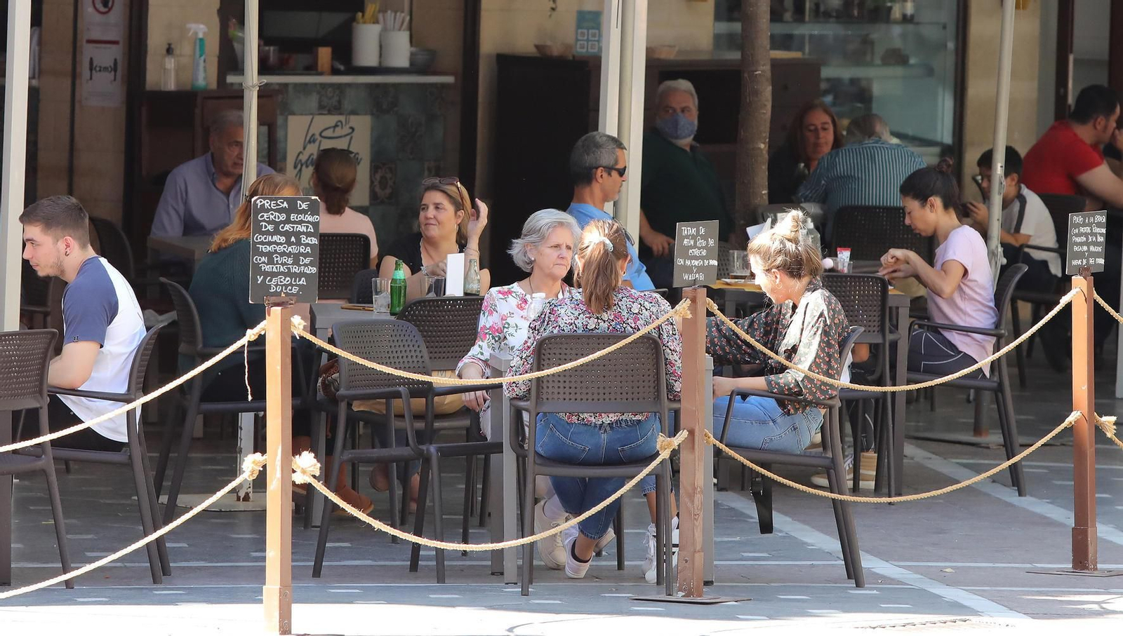 Ambiente en las terrazas del centro éste lunes a mediodía.