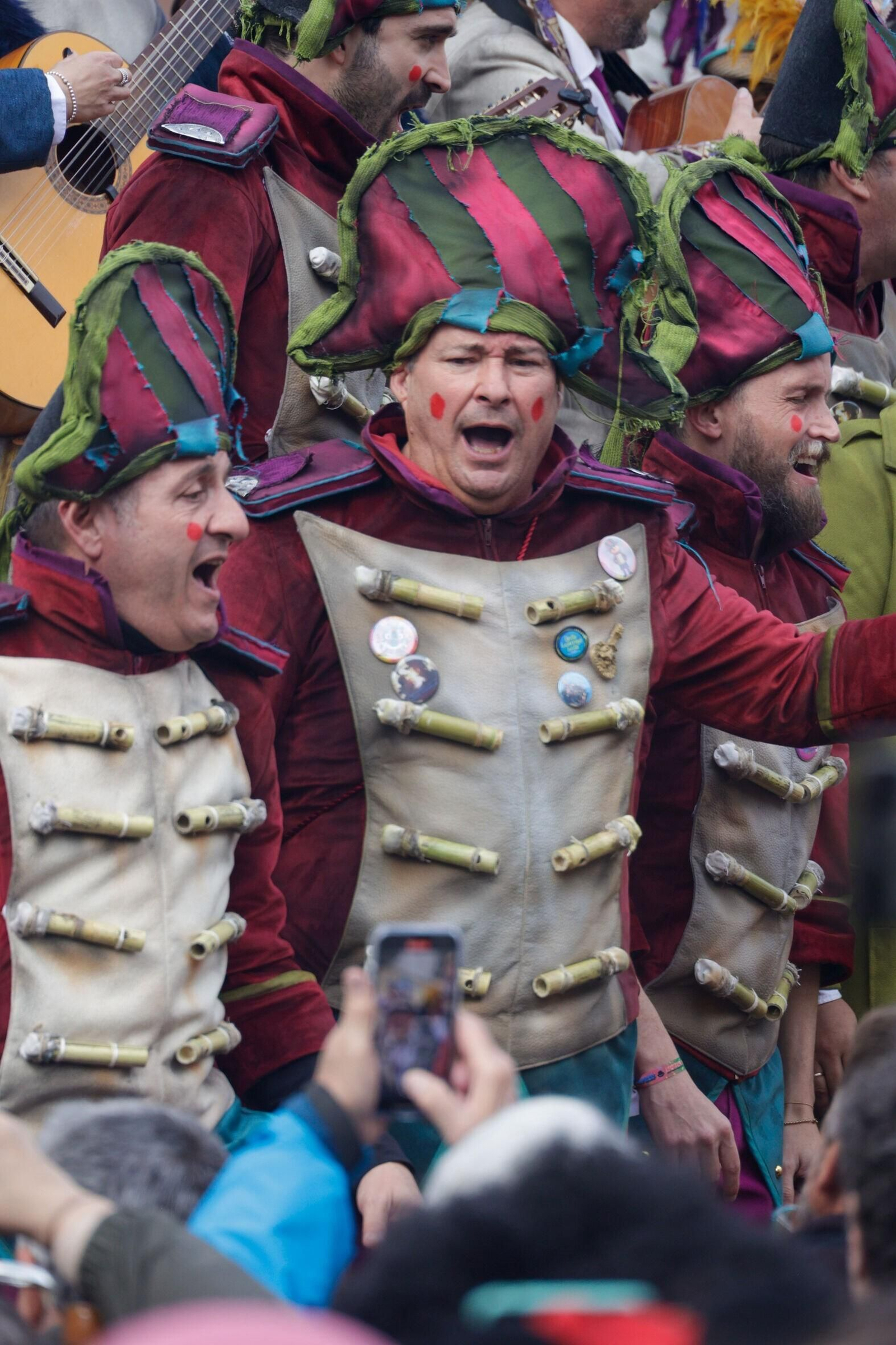 Las imágenes de un domingo de Carnaval en Cádiz pasado por agua