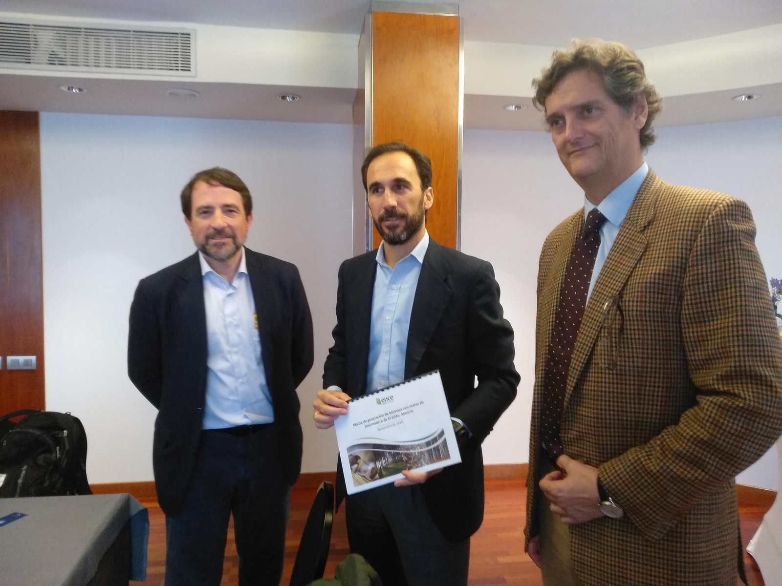 L. C. Martínez, director de Comunicación, F. Torroba, director de Energía y F. Schwartz, responsable de Desarrollo de nuevas plantas.