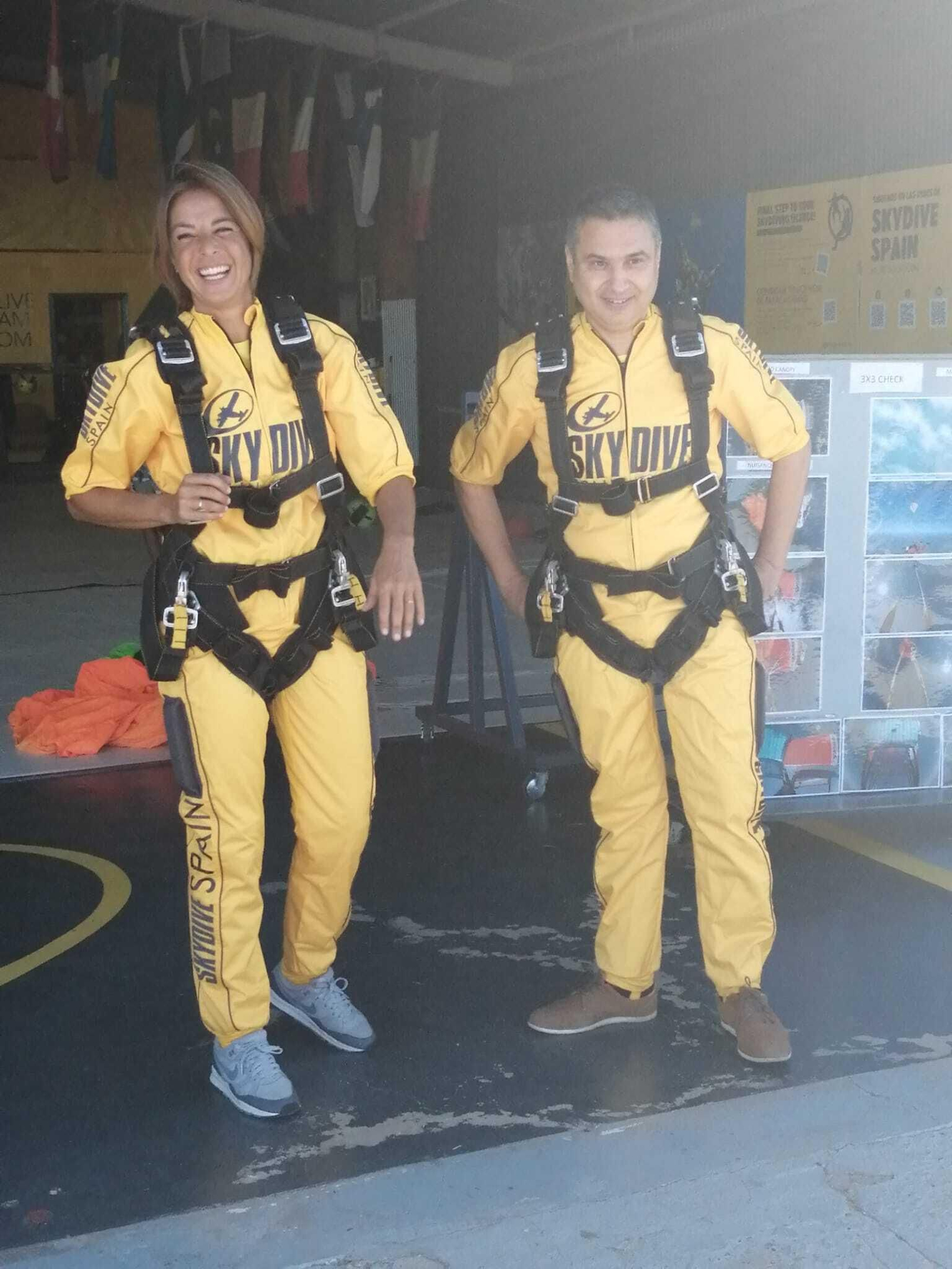 La delegada de Turismo de la Junta, Rosa Hernández, antes del salto en paracaídas.