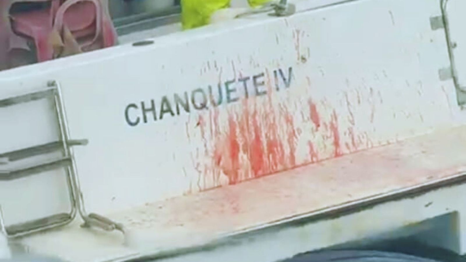 Durante la inspección del 'Chanquete IV', los efectivos localizaron manchas de sangre mezcladas con agua en la plataforma de la embarcación.