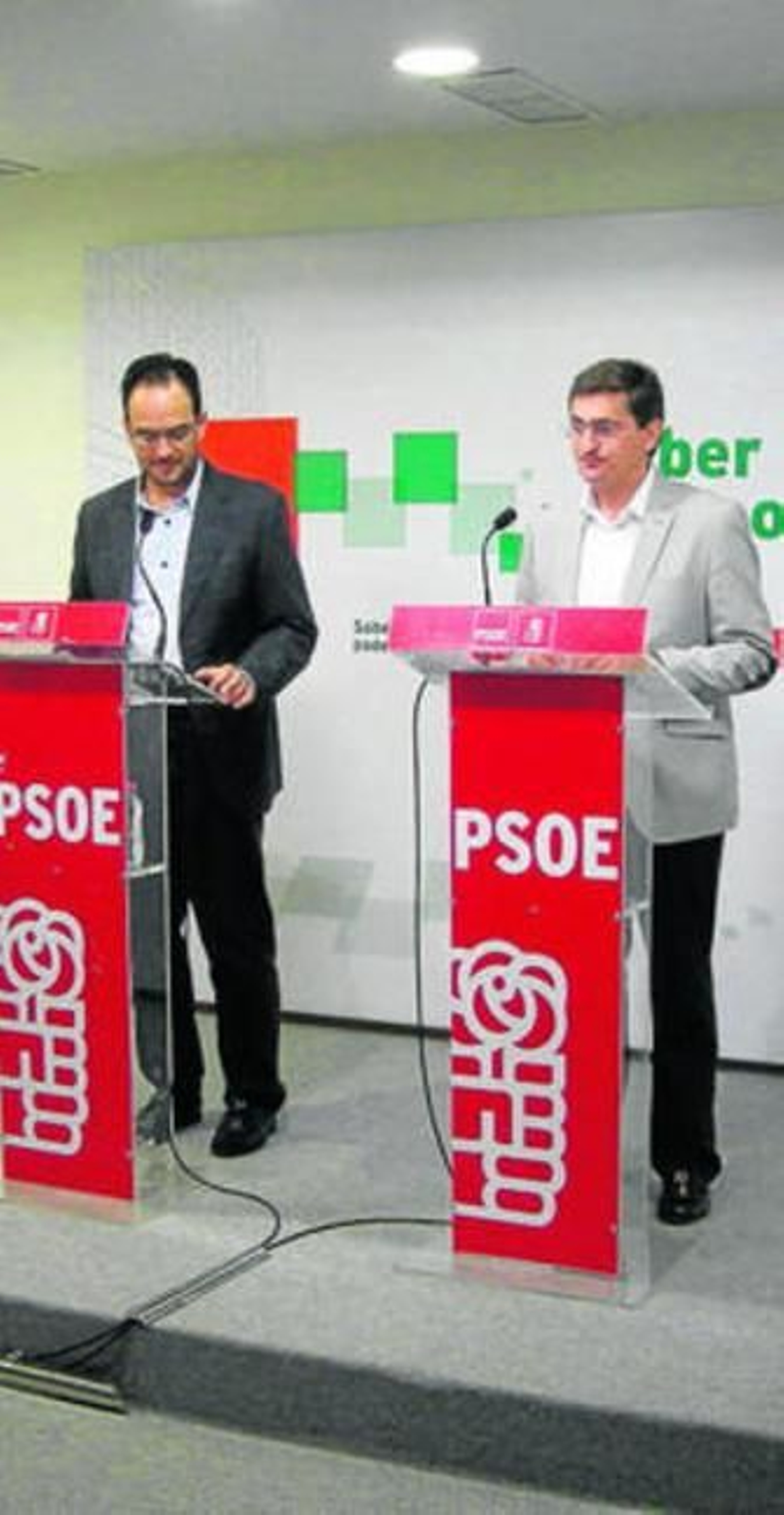 Los dos dirigentes en su comparecencia de ayer en la sede socialista.