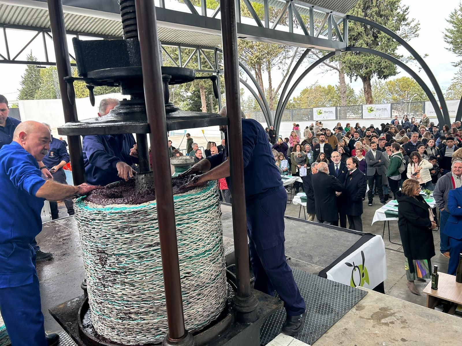 Extracción del aceite de oliva en la Fiesta de la Aceituna.