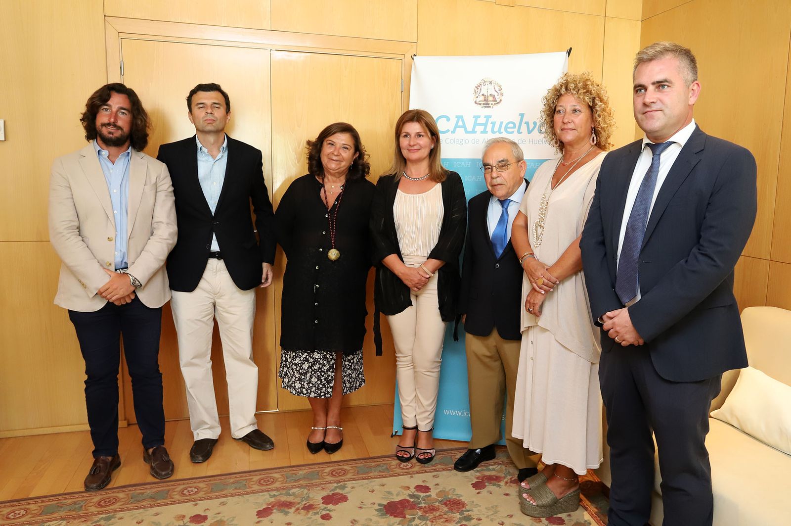 Los populares con la directiva del Colegio de Abogados de Huelva.