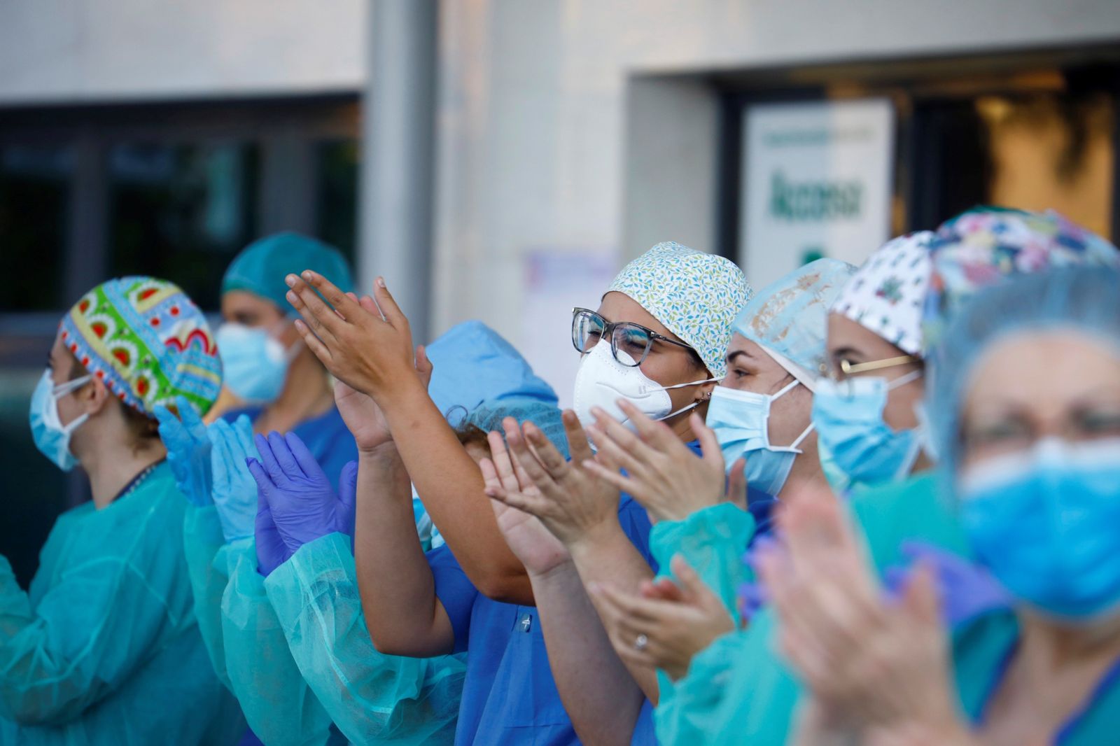 Profesionales sanitarios del Hospital Reina Sofía durante los aplausos de la primera ola.