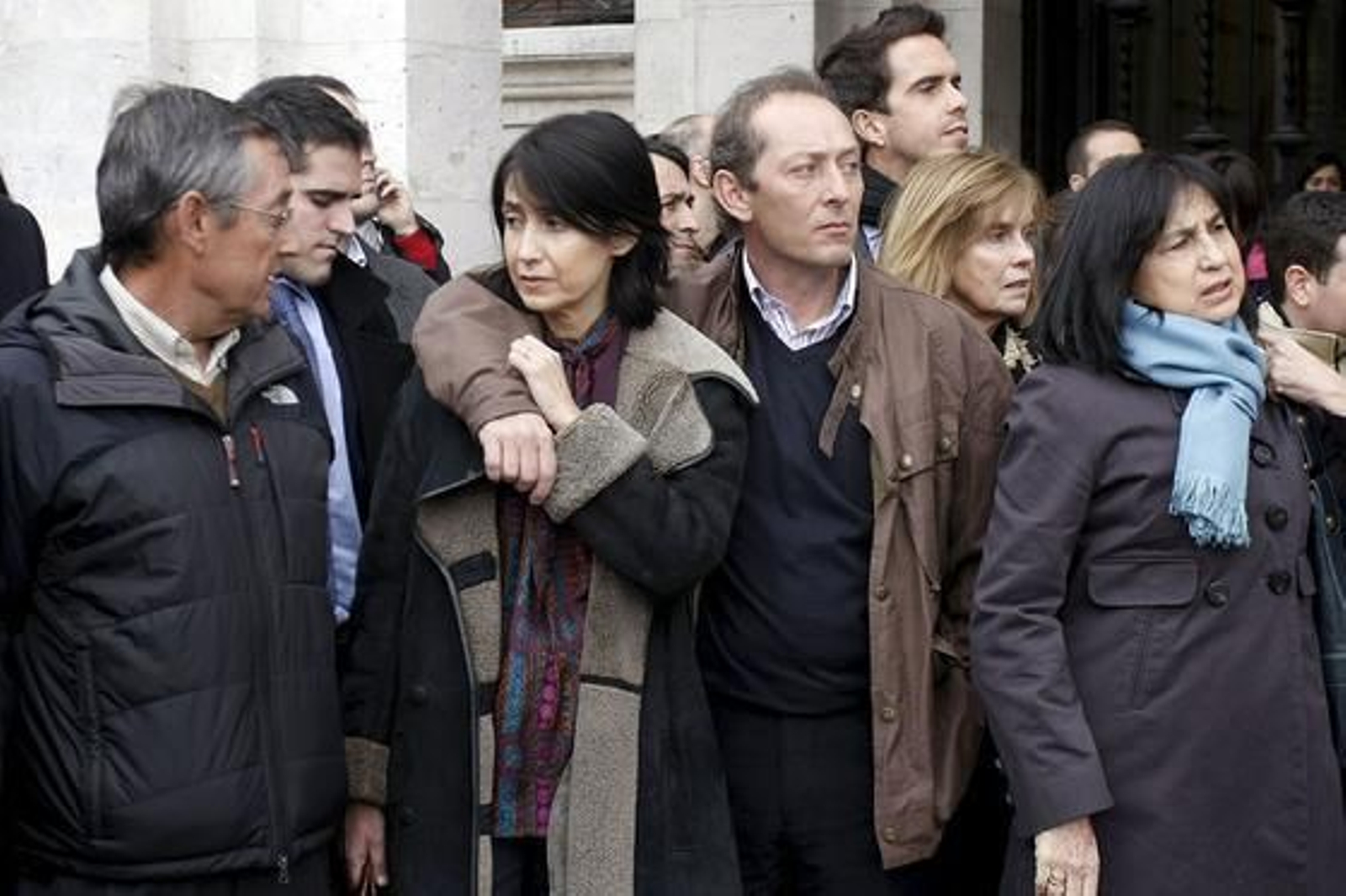 Miguel y Alfonso, hijos de Miguel Delibes, junto a otros familiares, mientras esperaban la llegada del féretro con los restos mortales del escritor al Ayuntamiento de Valladolid.

Foto: agencias