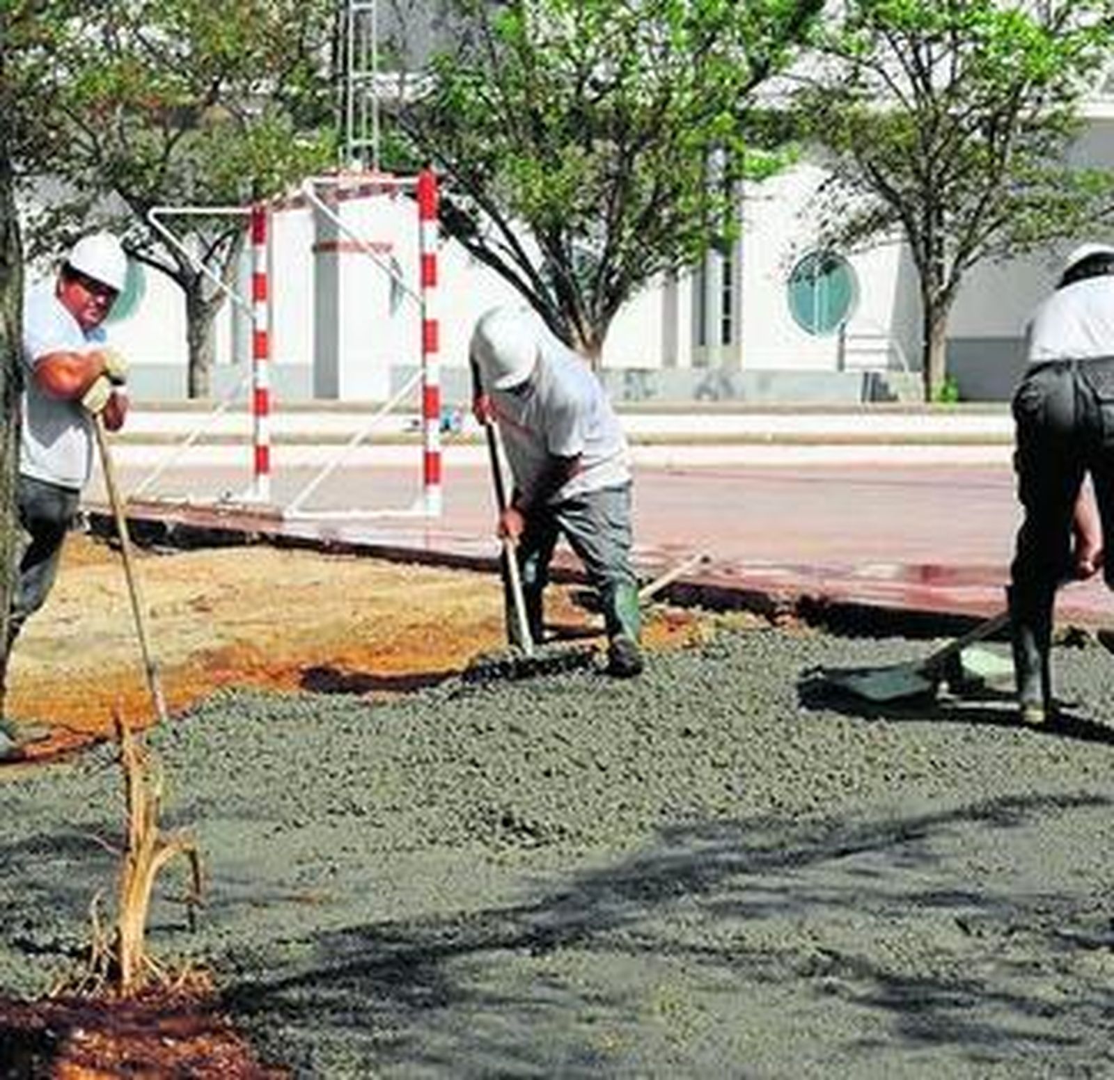 Trabajadores en las obras de pavimentación del patio.