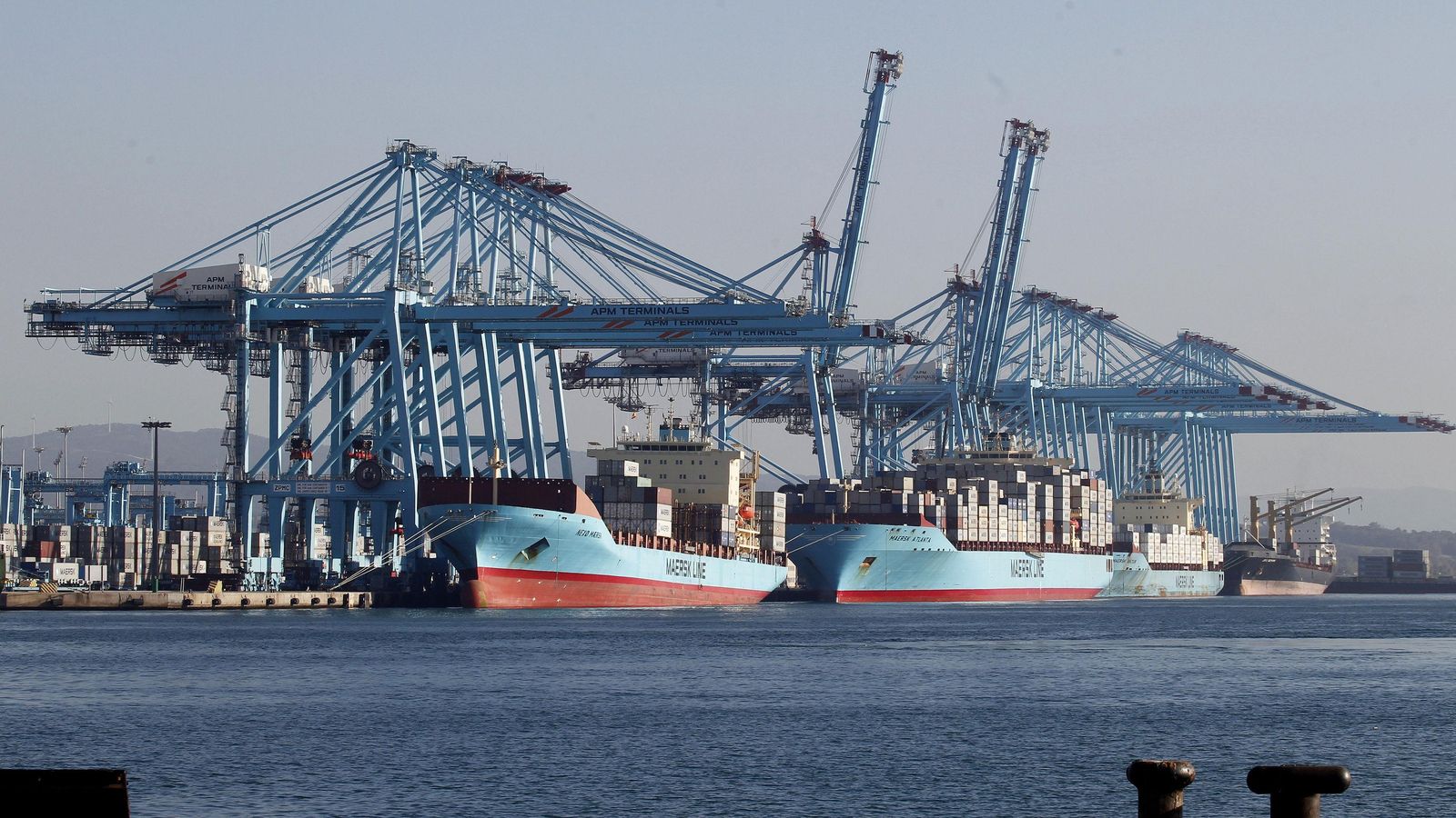 Varios portacontenedores de Maersk, en la terminal de APM del Puerto Algeciras.