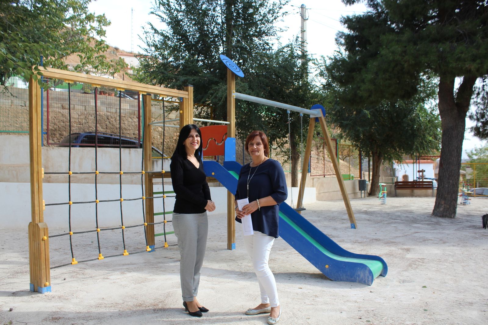 Cortes y Graena dota de parques infantiles al municipio con fondos del PFEA