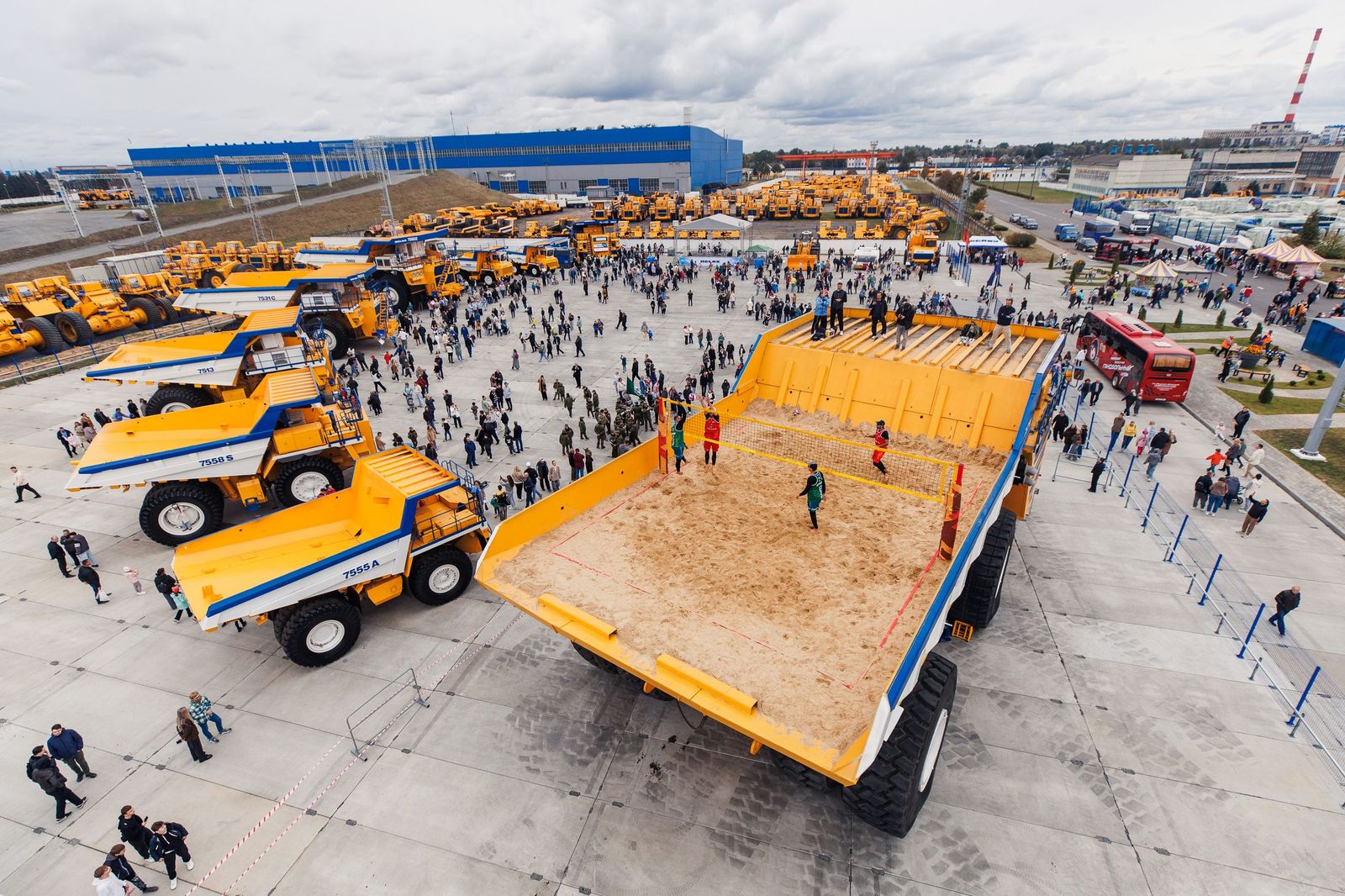 Vistas y lugares | Beach Volleyball In A Dump Truck