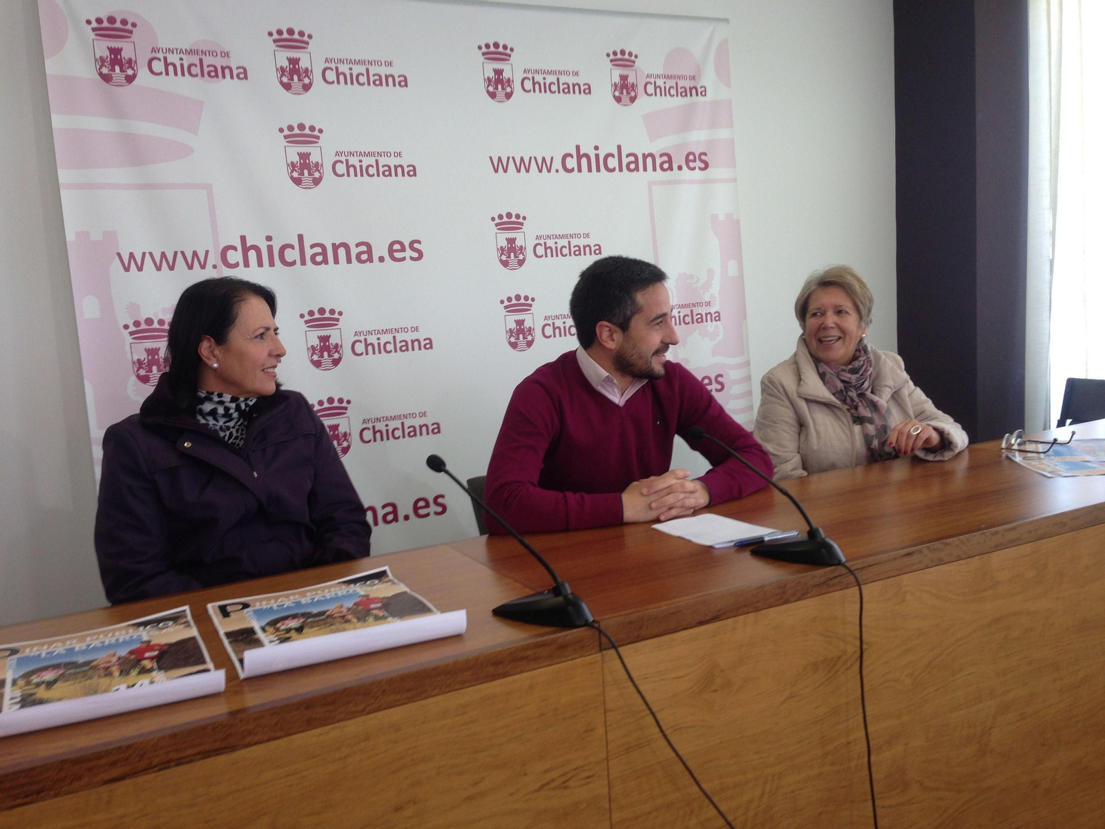 El edil de Deportes, José Manuel Vera, con representantes de la entidad de enfermos de Alzheimer.